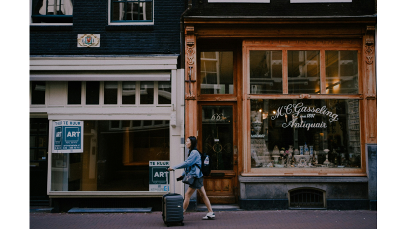 VALİZ TEKERLERİNİN KALDIRIMDAKİ TIKIRTISI BAZEN ÇOK HOŞ BAZEN ÇOK ÜZÜCÜ VE SİNİR BOZUCU GELİYOR