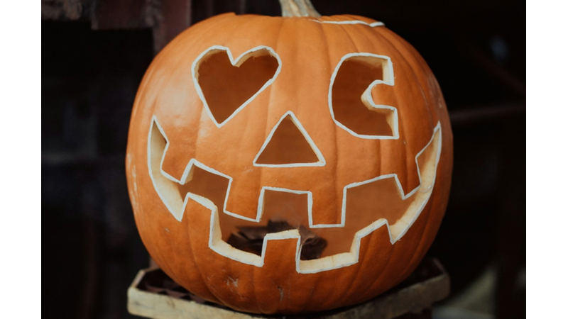 CADILAR BAYRAMI YAKLAŞIRKEN VE SONBAHAR MODUMUZU AÇARKEN BALKABAĞI OYUP EVİMİZİ SÜSLEMEYELİM Mİ?