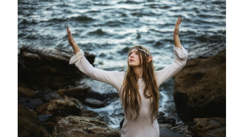 İKİ KULAK VE BİR TAÇ İLE CADILAR BAYRAMINDA ELF OLABİLECEĞİNİZİ BİLİYOR MUYDUNUZ? HEM DE İSTEDİĞİNİZ TARZDA BİR ELF!