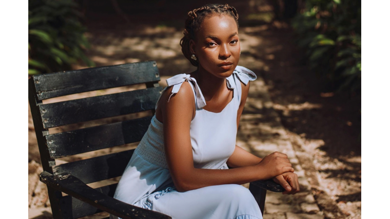 ÖZEL GÜNLERDE GİYİNMEK İÇİN AKLIMIZA GELEN RENKLERDEN BİR TANESİ ANCAK BU RENKTE ELBİSE BULMAK ÇOK ZOR