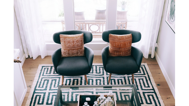 CAM KENARINDA YER ALAN KOLTUK VE SANDALYELER CAMA MI BAKMALI YOKSA İÇERİ DOĞRU MU?