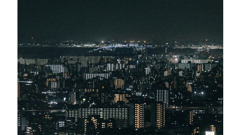 ŞEHRİN GÜRÜLTÜSÜ VE KAOSUNUN GRİ HAVA İLE BİRLEŞİP RUHUMUZUN ÜZERİNE ÇÖKÜYORMUŞ GİBİ HİSSETTİRMESİ