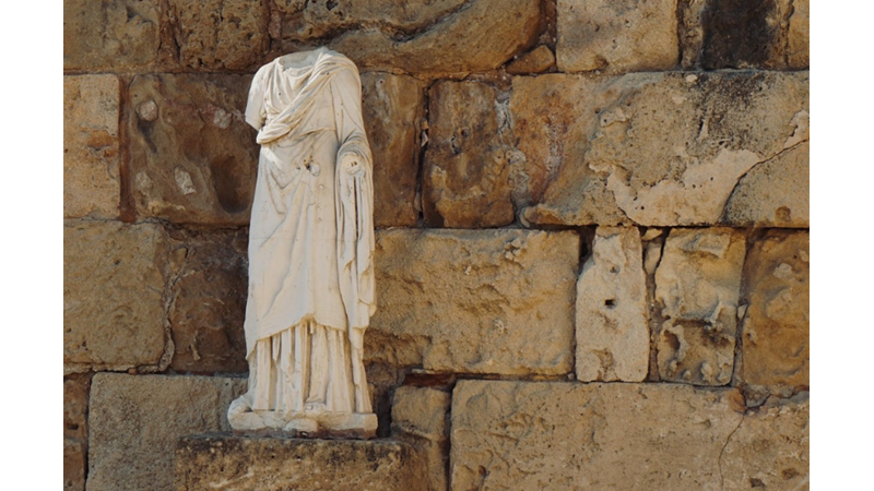 ARABA HAREKET EDERKEN SOL KOLTUKTA SADECE 2 DEFA OTURDUM VE BİRİNDE KKTC’DE OLDUĞUMDAN DİREKSİYON SAĞDAYDI