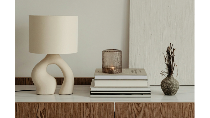 ÜÇ BEŞ UYUMLU PARÇA İLE ÖMÜRLÜK DEKORASYON ÖNERİSİ: ABAJUR, MUM, KİTAP VE BİBLO