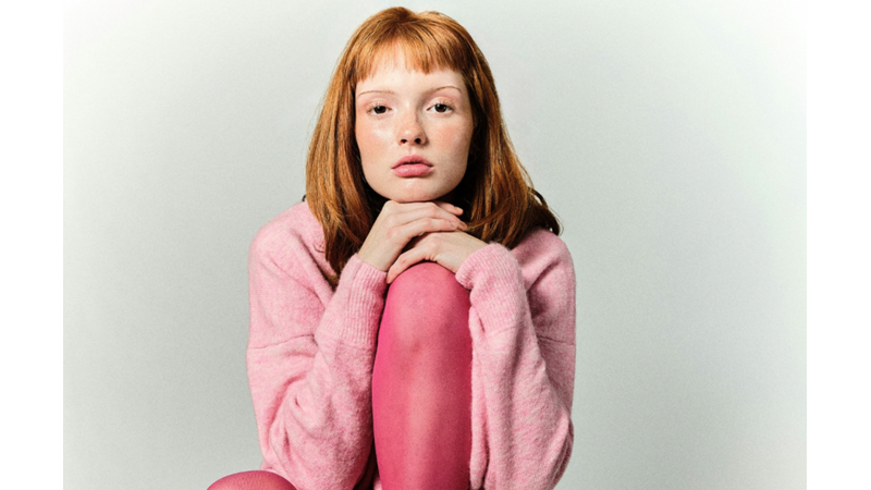 DESENLİ ÇORAPLAR ŞU AN TREND VE REVAÇTA İKEN RENKLİ ÇORAPLAR DA KENDİNİ GÖSTERMEYE ÇALIŞIYOR