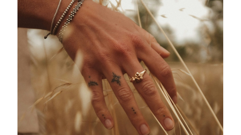 SİZCE DÖVME GÖRÜNÜR YERDE Mİ OLMALI YOKSA GÖRÜNMEYEN BİR YERDE Mİ YOKSA HER İKİSİ DE Mİ?