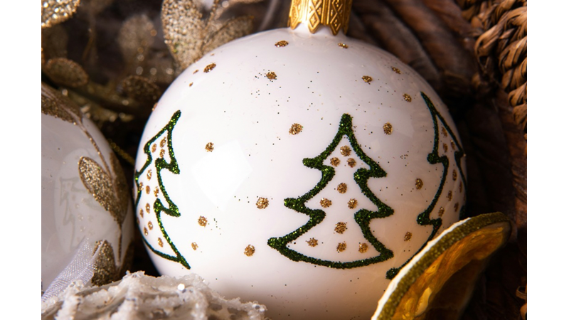 YILBAŞI AĞACI SÜSLEMEK GÜZEL BİR ETKİNLİK AMA SÜSLERİ KENDİNİZ BOYADIĞINIZDA DAHA DA GÜZEL