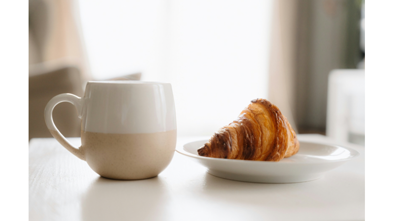 KRUVASAN ARASI MOZARELLA PEYNİRİ, DOMATES, MARUL VE PESTO SOSLU SANDVİÇ TARİFİ