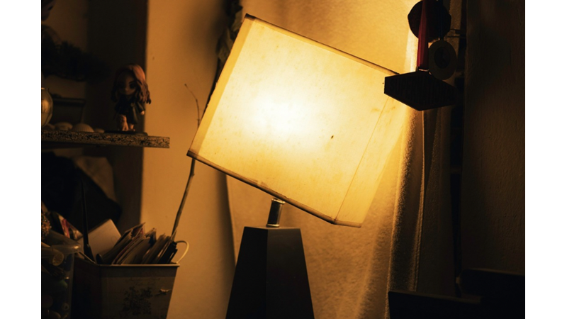 HAYATA KARŞI DURUŞUM ŞU ARALAR GÖRSELDEKİ ABAJUR BAŞLIĞINA BENZİYOR: YIKILMADIM AMA EĞİLDİM