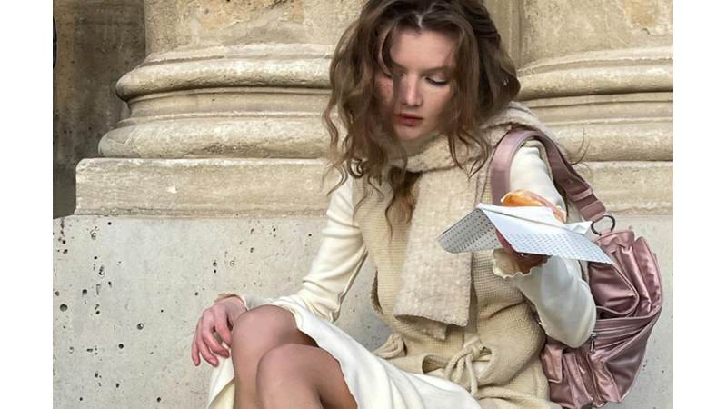 BU SENENİN TREND PARÇALARINDAN OLUŞAN KOMBİN İLE KARŞINIZDAYIZ AMA DOĞRUSUNU SÖYLEMEK GEREKİRSE BENİM PEK İÇİME SİNMEDİ