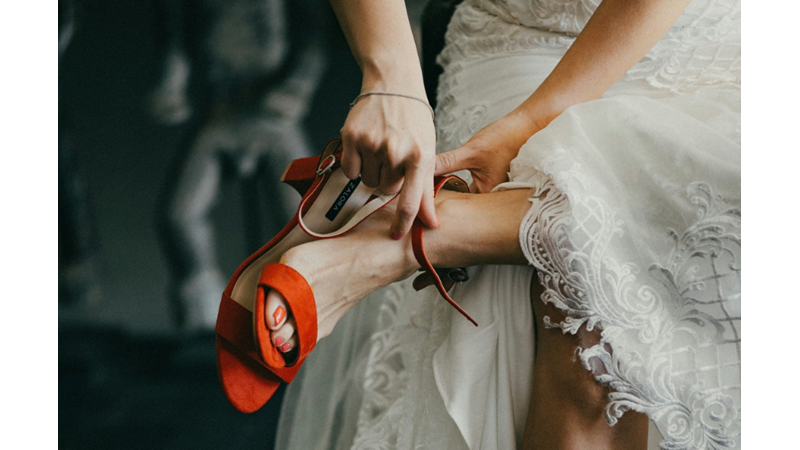 GELİNLİĞİN ALTINA RENKLİ AYAKKABI TERCİH EDER MİSİNİZ YOKSA KLASİKLERDEN DEVAM MI?