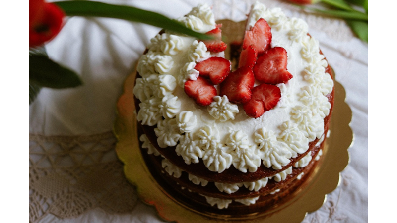 PASTANIN KREMASINI ÖYLECE SÜRMEYİP SIKMA TORBASI İLE SIKTIĞIMIZDA BAMBAŞKA BİR HAVAYA BÜRÜNÜYOR