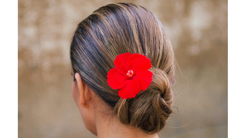 BAHAR YÜZÜNÜ GÖSTERİNCE YAZI DÜŞÜNMEYE BAŞLADIK BİLE: YAZ İÇİN İLHAMLIK SAÇ TOPLAMA ŞEKLİ