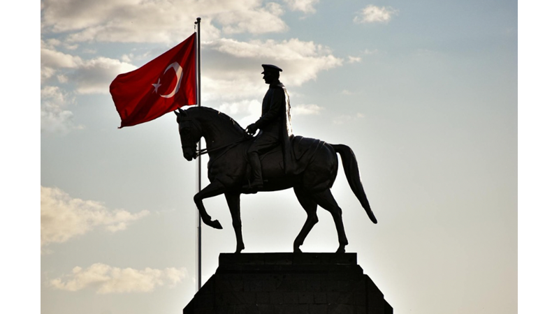 12 MART KAPSAMINDA OKULDA YAPILAN ETKİNLİK SESLERİ SOKAĞA TAŞINCA HERKES KATILMAYA BAŞLADI