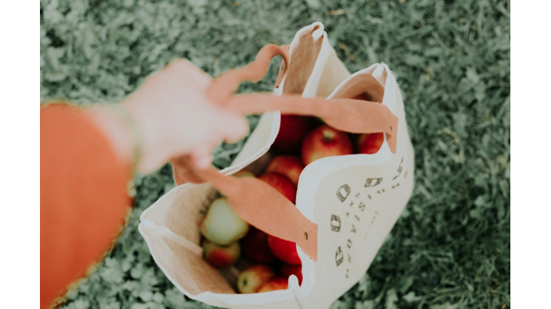ANNEN POŞET TAŞIMAYA ÇAĞIRDIĞINDA ELİNE İLK GELEN AYAKKABIYI GİYMEK