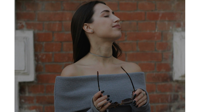 SOĞUK HAVA DALGASI GİDİYOR BAHAR GELİYOR: MADONNA YAKA ELBİSELERİMİZİ GİYMENİN TAM ZAMANI!