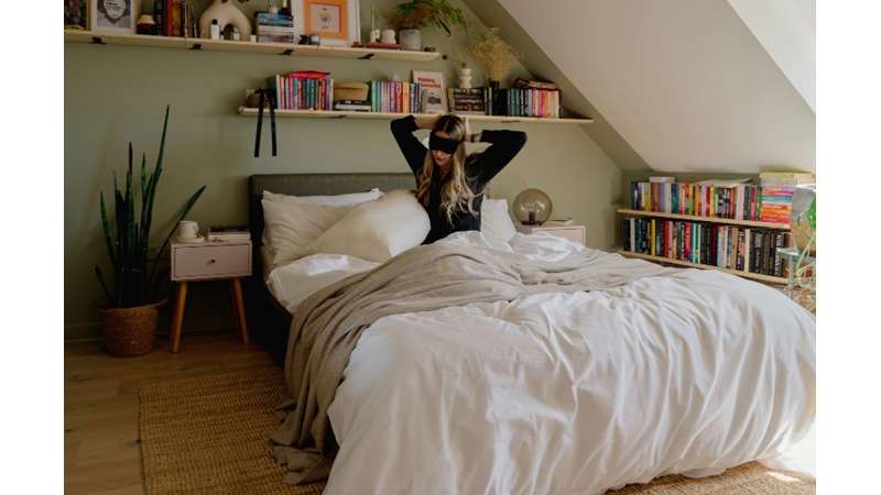 BEN KARANLIK ODAYI TERCİH EDERİM: UYKU MASKESİ İLE UYUYANLARDAN MISINIZ?