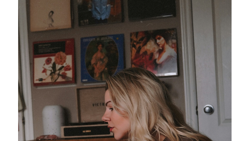 ARAYA AYNI ÖLÇÜLERDE KENDİ FOTOĞRAFIMIZI DA EKLERİZ: PLAKLARDAN GALERİ DUVARI YAPMAYA NE DERSİNİZ?