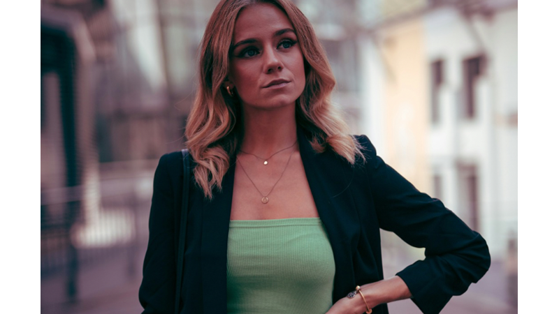 KLASİKTEN DEVAM DİYORUM BEN: KLASİK KESİM CEKETLERİ Mİ TERCİH EDERSİNİZ YOKSA OVERSIZE KESİM Mİ?