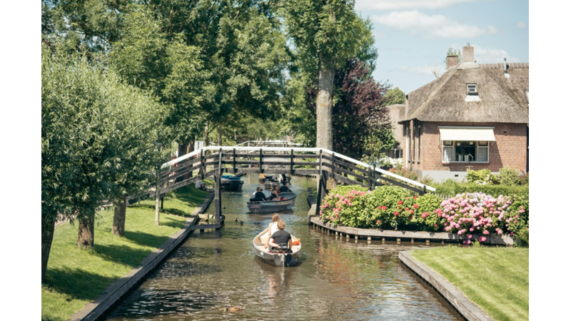 YOLLARIN YERİNİ KANALLAR ARABALARIN YERİNİ BİSİKLETLERİN ALDIĞI YER: GİETHOORN / HOLLANDA