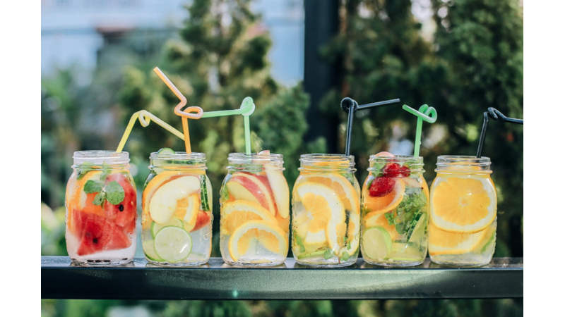 SUYUN İÇİNE MEYVE ATMAK SAĞLIKLI MI? TERCİH EDİLMELİ Mİ VE NELERE DİKKAT ETMELİ?