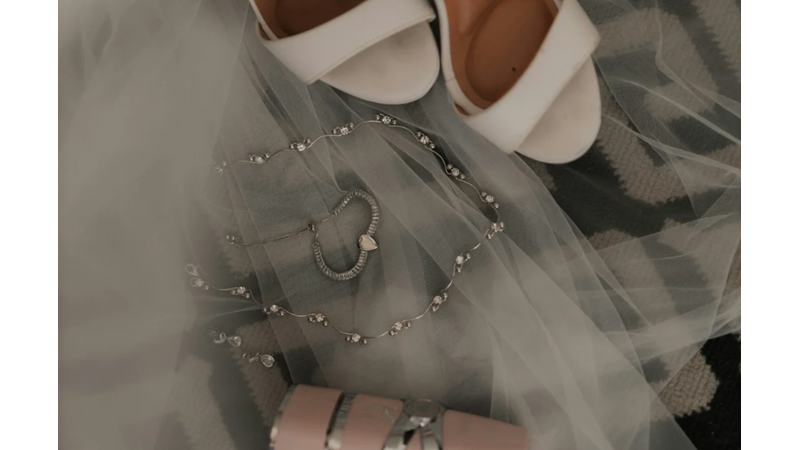 GELİNLİK KADAR ÖNEMLİ OLAN GELİNLİK İÇİN TAKI ÖNERİSİ İLE KARŞINIZDAYIZ!