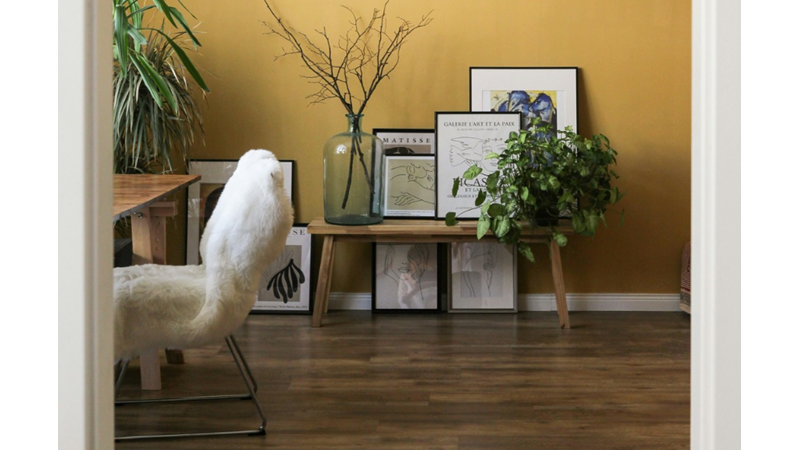 EVİN TAMAMININ AYNI CANLI RENKTE OLMASI GÖZ YORABİLİR AMA EN AZ BİR DUVARIN RENKLİ OLMASI GEREKTİĞİNİ DÜŞÜNÜYORUM