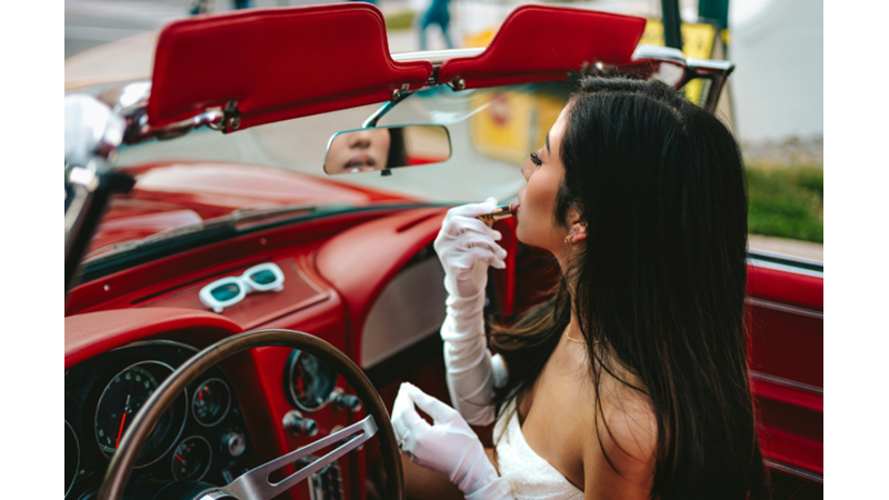 ARABA AYNASINDA GÜZELLİK: DİREKSİYON BAŞINDA MAKYAJ YAPMAK DOĞRU MU?