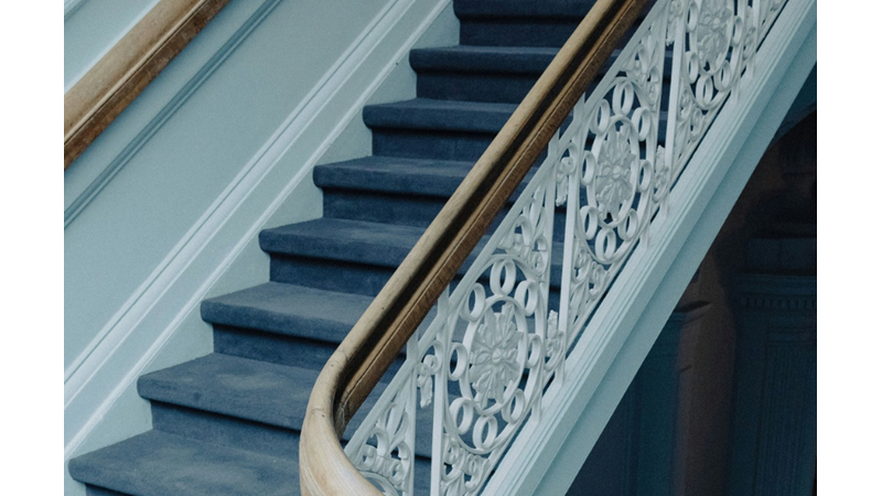 KÜÇÜK DETAY BÜYÜK ETKİ: MERDİVEN TRABZANLARININ ESTETİĞİ