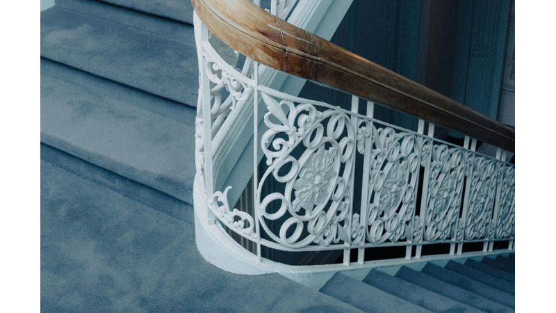 KÜÇÜK DETAY BÜYÜK ETKİ: MERDİVEN TRABZANLARININ ESTETİĞİ