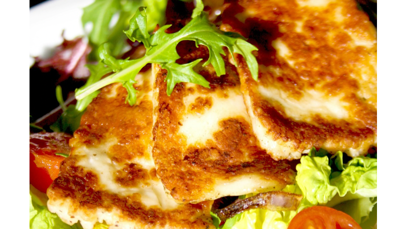 FAVORİ KAHVALTI TABAĞIM İLE KARŞINIZDAYIM: HELLİM, DOMATES, SALATALIK VE EKMEK