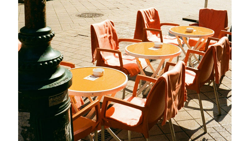 GÜNEŞ ALTINDA BİR YUDUM RAHATSIZLIK: DIŞARIYA MASA KONULACAKSA KESİNLİKLE GÖLGE BİR YERE KONULMALI