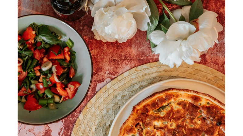 KARŞIMDAKİ DAHA İLK LOKMAYI YUTMADAN BEĞENDİN Mİ DİYE SORARIM