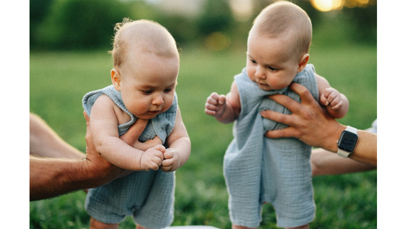 ANNE VE BABALAR TEK YUMURTA İKİZİ ÇOCUKLARINI KARIŞTIRMIŞ MIDIR?