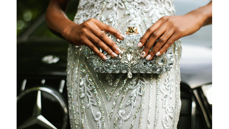 BENCE İNSAN BİR GÜN CESARET ETMELİ VE BÜTÜN IŞIKLARI ÜZERİNE ALACAK ŞEKİLDE SAHNEYE ÇIKMALI