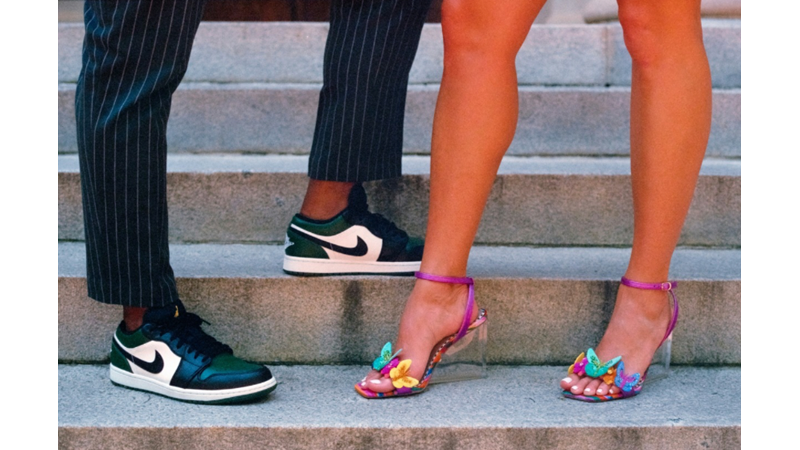 DOLAPLARA ŞENLİK BİR PARÇA: KELEBEK DETAYLI ŞEFFAF TOPUKLU AYAKKABI