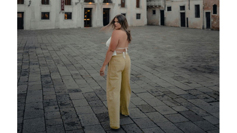 BEN SIRADAN KOMBİNLERE RENK KATMAYI ÇOK SEVİYORUM: RENKLİ PARÇALAR OLMALI BENCE GARDIROPLARIMIZDA