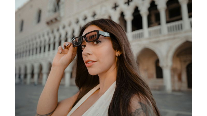 BİRİYLE KONUŞABİLMEM İÇİN GÜNEŞ GÖZLÜKLERİMİ ÇIKARTMAM GEREKİYOR