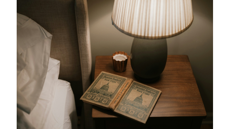 KİTAPLARI ÖZELLİKLE ESKİ KİTAPLARI YÜZ ÜSTÜ BİR ŞEKİLDE BIRAKAMAM BEN