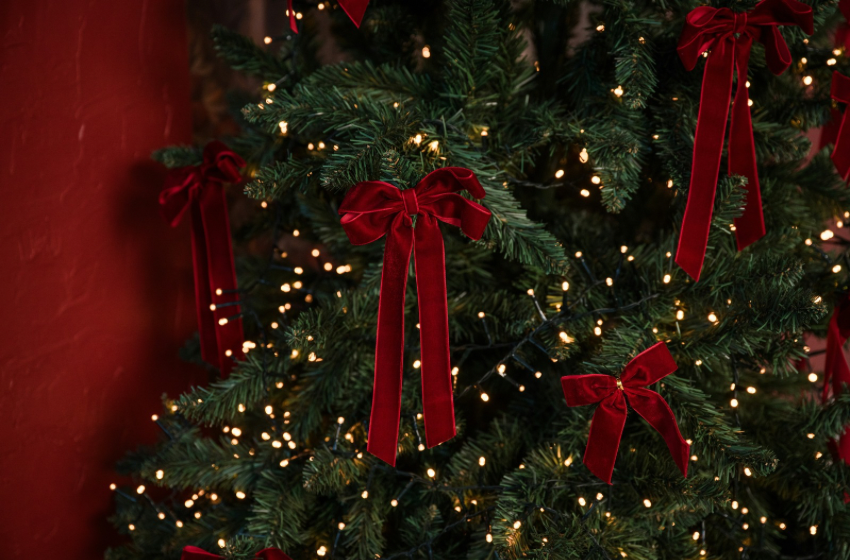 YILBAŞI AĞACI SÜSLEMELERİNDEN EN SEVDİKLERİM: KURDELE VE MİNİK IŞIKLAR