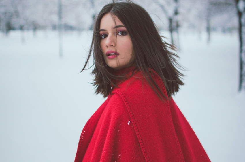 KARDA KIRMIZI KOMBİNİ İLE KARŞINIZDAYIZ: BENCE KIŞA EN ÇOK YAKIŞAN RENKLERDEN BİRİ KIRMIZI