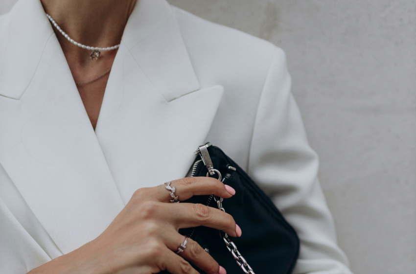 TAKIM ELBİSELERİ FEMİNENLEŞTİRMEK MASKÜLENLEŞTİRMEKTEN DAHA ÇOK HOŞUMA GİDİYOR