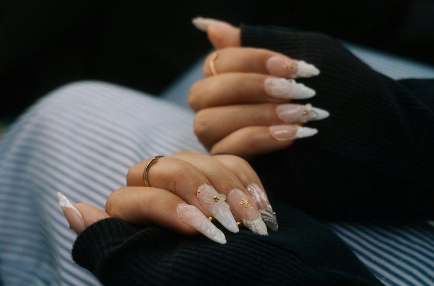 BEYAZ TONLARIN ŞIKLIĞI VE MİNİK ALTIN DETAYLARIN BULUŞTUĞU NAIL ART ÖRNEĞİ İLE KARŞINIZDAYIZ!